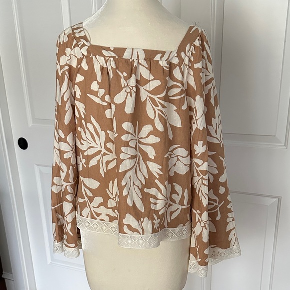Christian Siriano Tan and White Floral Blouse, Size M - Picture 2 of 4